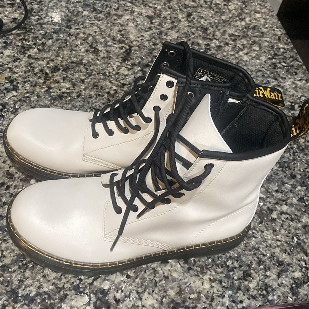 Dr. Martens Zavalay white boots women Sz 7 - Picture 2 of 4